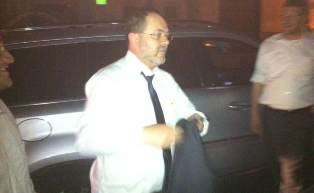 יעקב לבין ביציאה ממשרדי 'יתד'