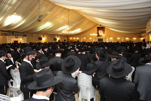 הכנס שנערך ערב שבת באוהל האירועים בכפר-חב"ד, בו מתנוססת בקביעות תמונת הרבי