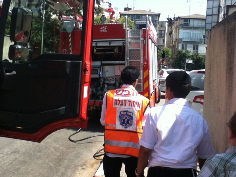 צפו: שריפה במקלט אולם שמחות בבני-ברק