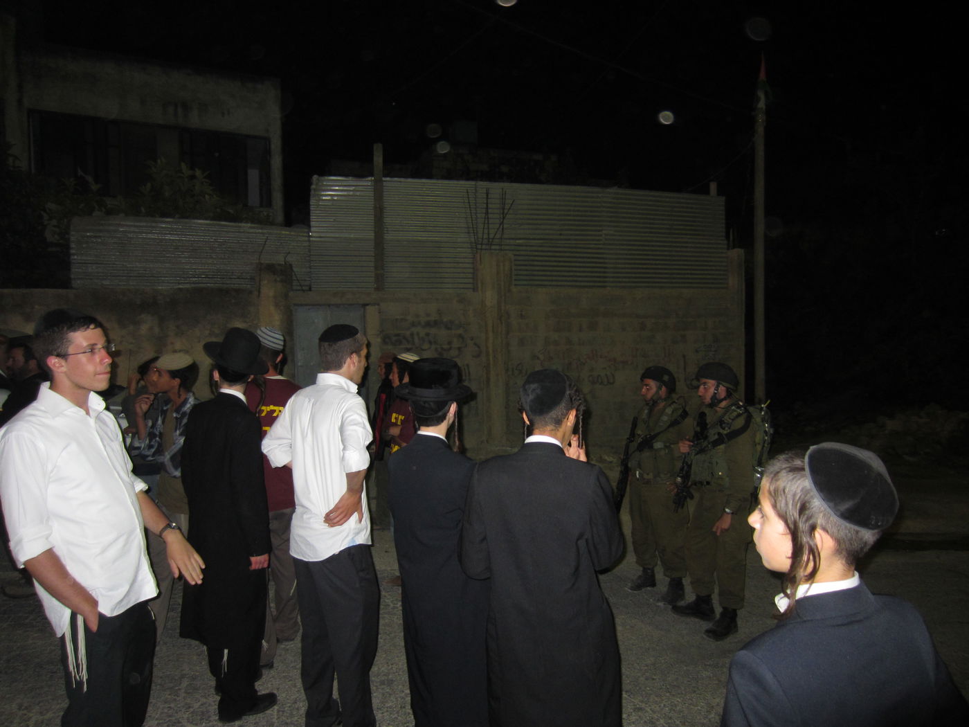 פחד באישון ליל: כך חודרים מאות מתפללים לכפר ערבי