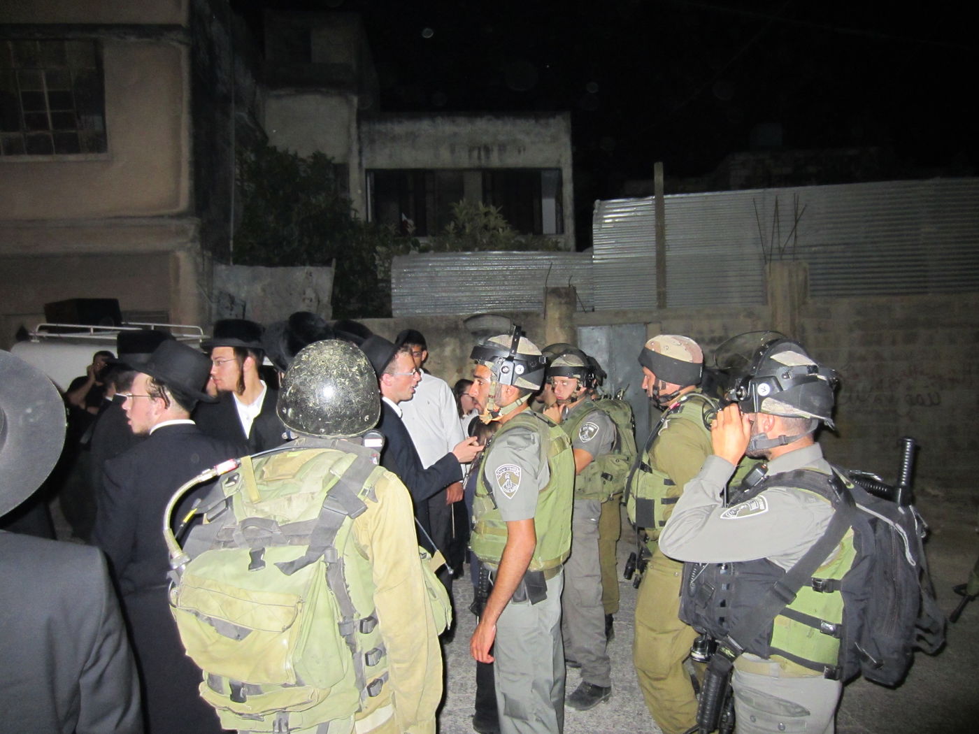 פחד באישון ליל: כך חודרים מאות מתפללים לכפר ערבי