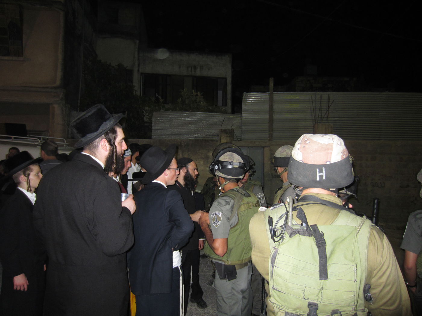 פחד באישון ליל: כך חודרים מאות מתפללים לכפר ערבי