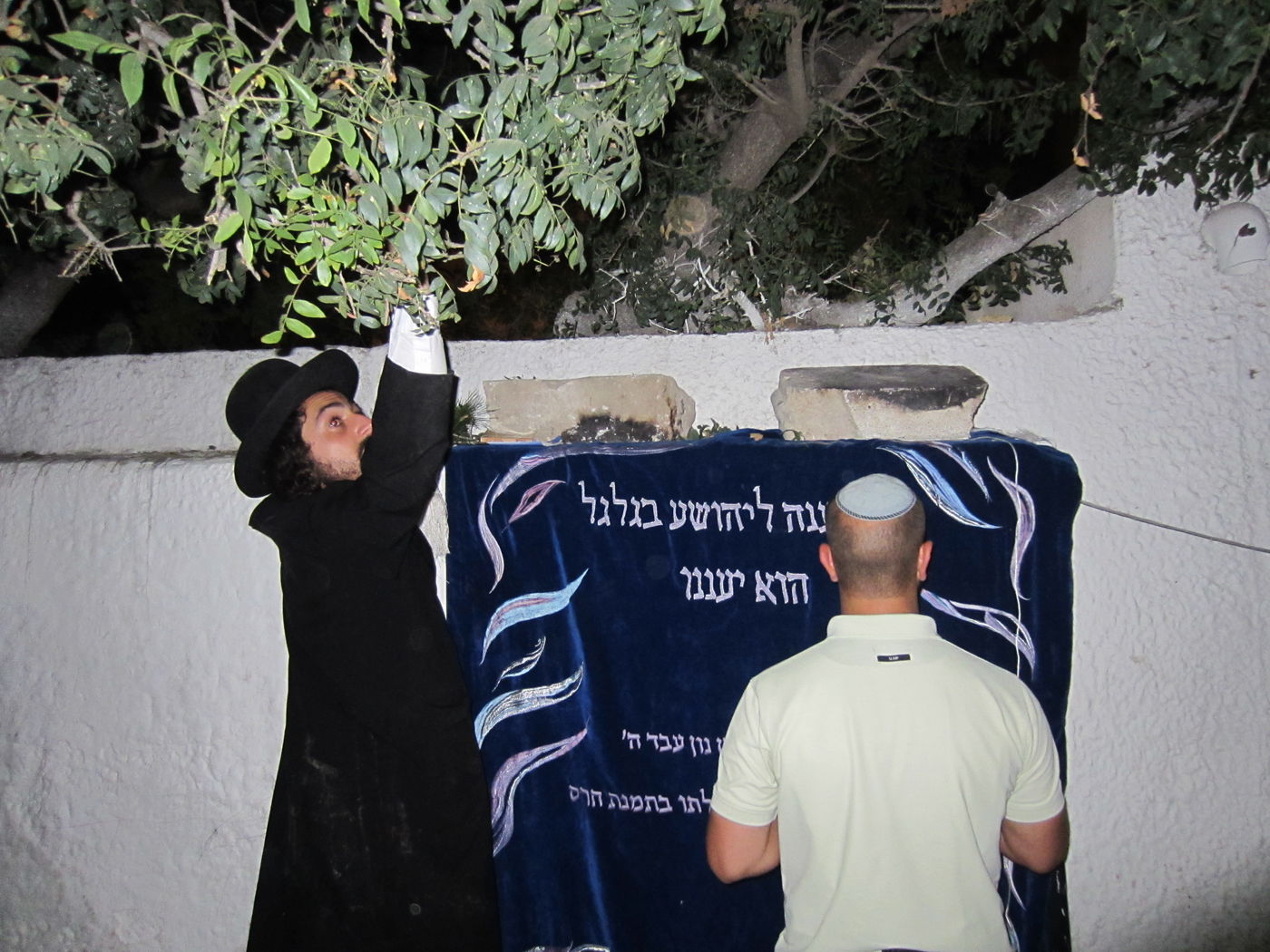 פחד באישון ליל: כך חודרים מאות מתפללים לכפר ערבי