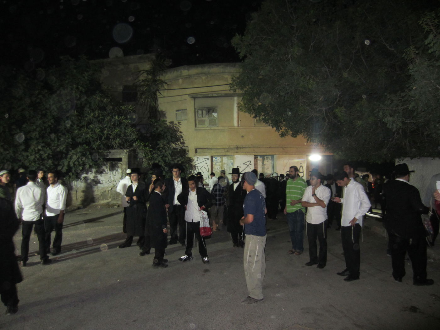 פחד באישון ליל: כך חודרים מאות מתפללים לכפר ערבי