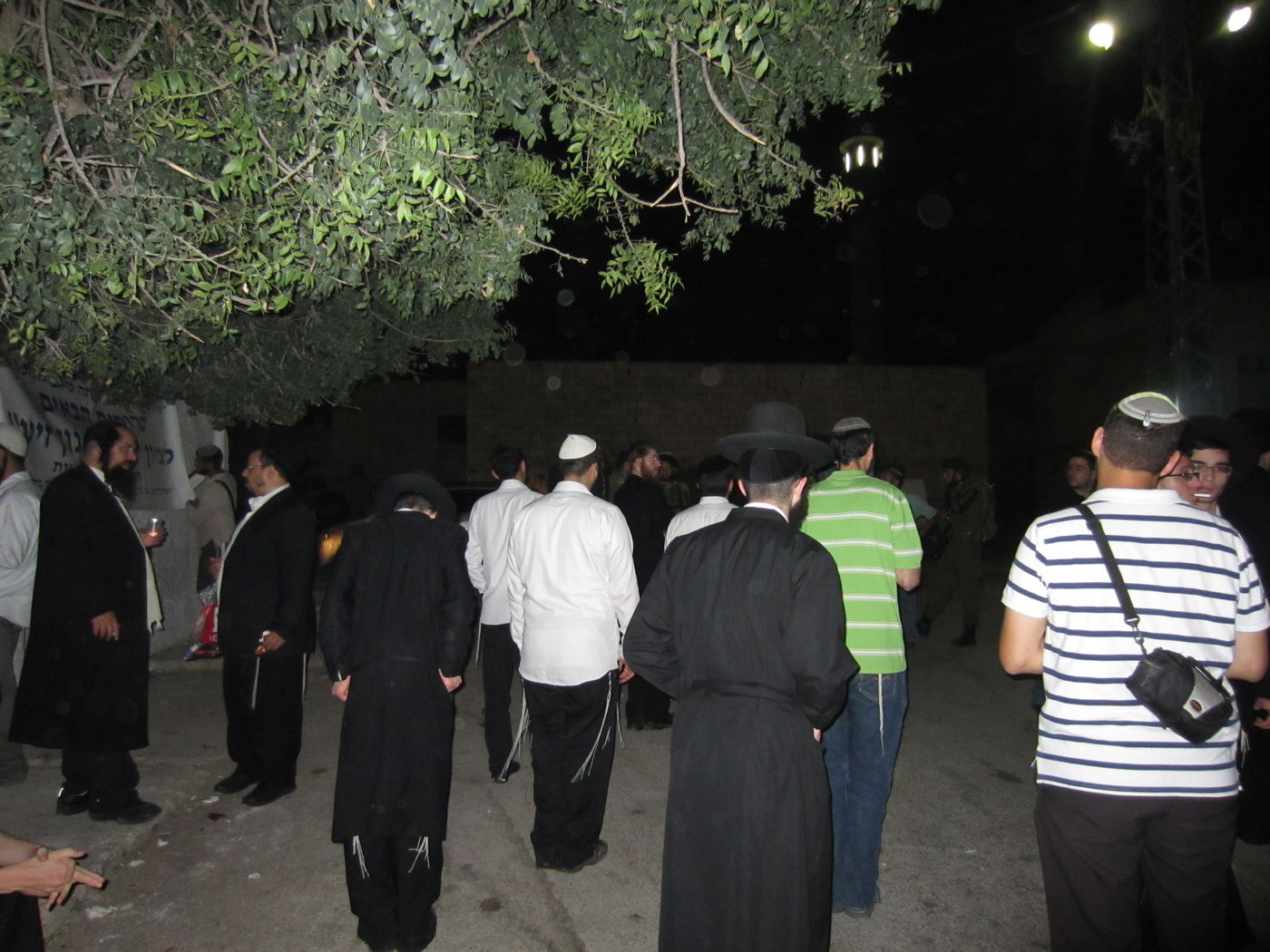 פחד באישון ליל: כך חודרים מאות מתפללים לכפר ערבי