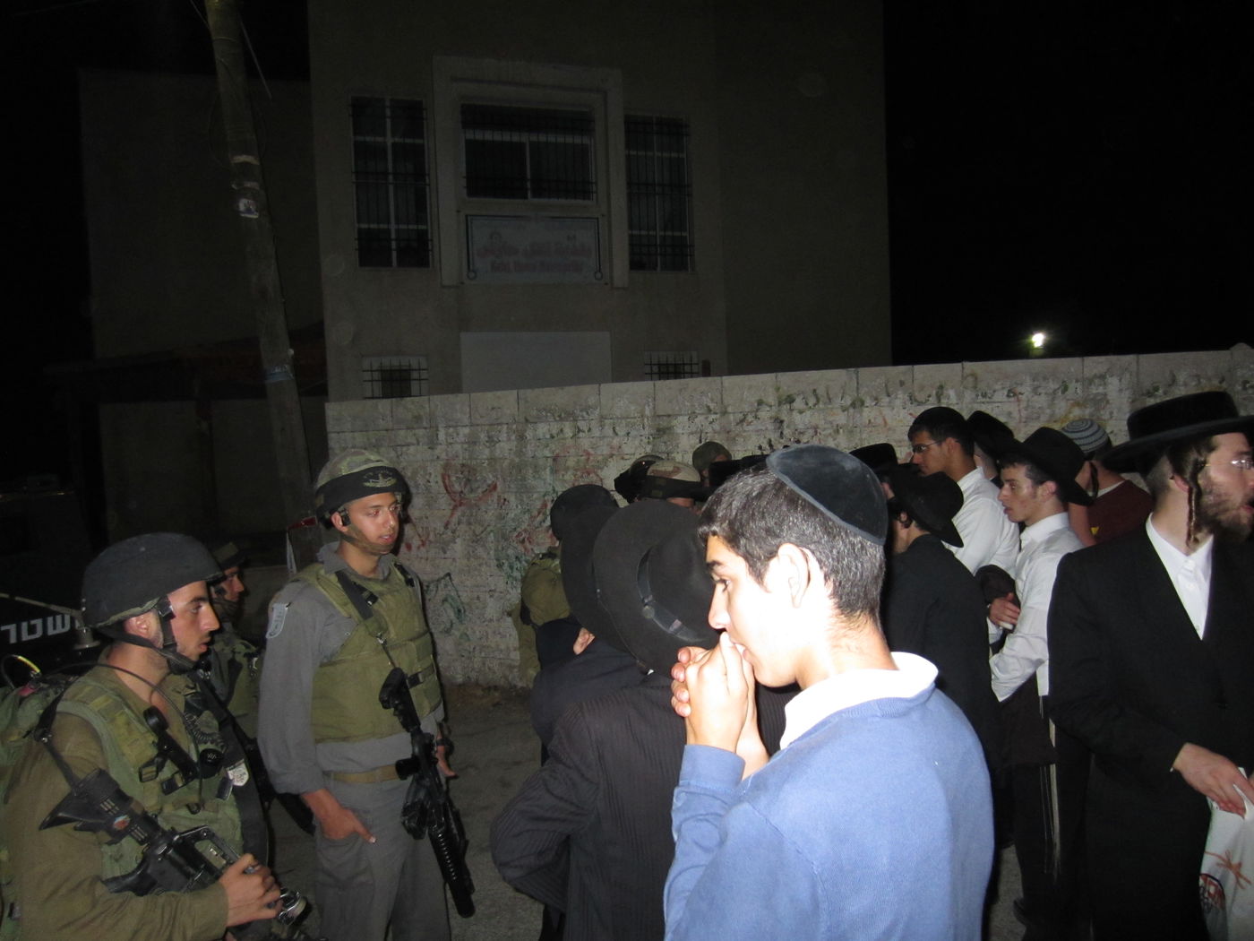 פחד באישון ליל: כך חודרים מאות מתפללים לכפר ערבי