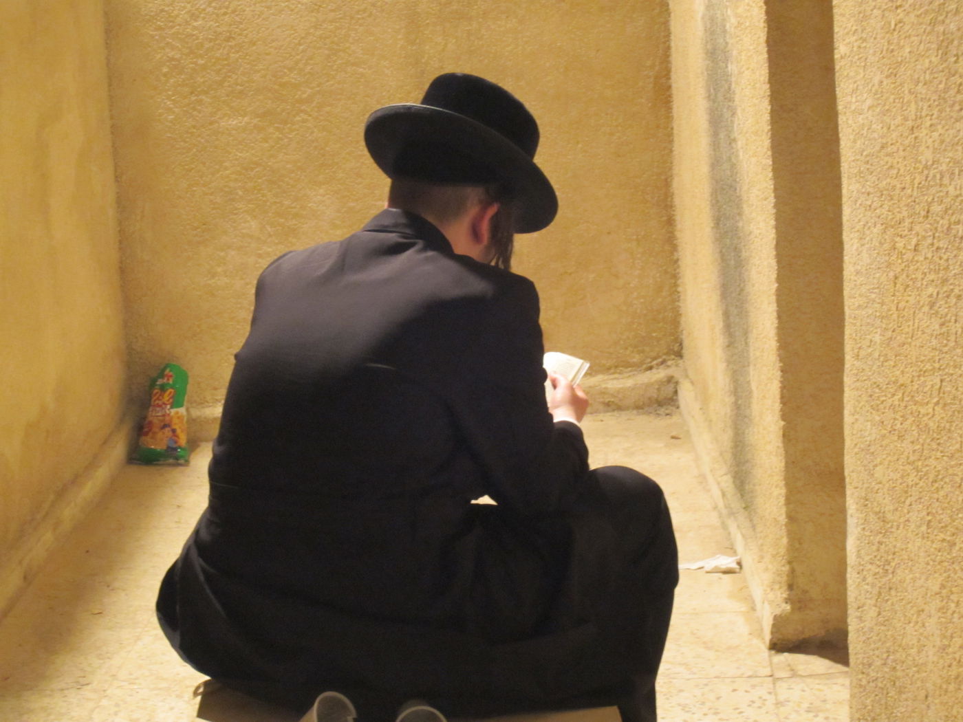 פחד באישון ליל: כך חודרים מאות מתפללים לכפר ערבי