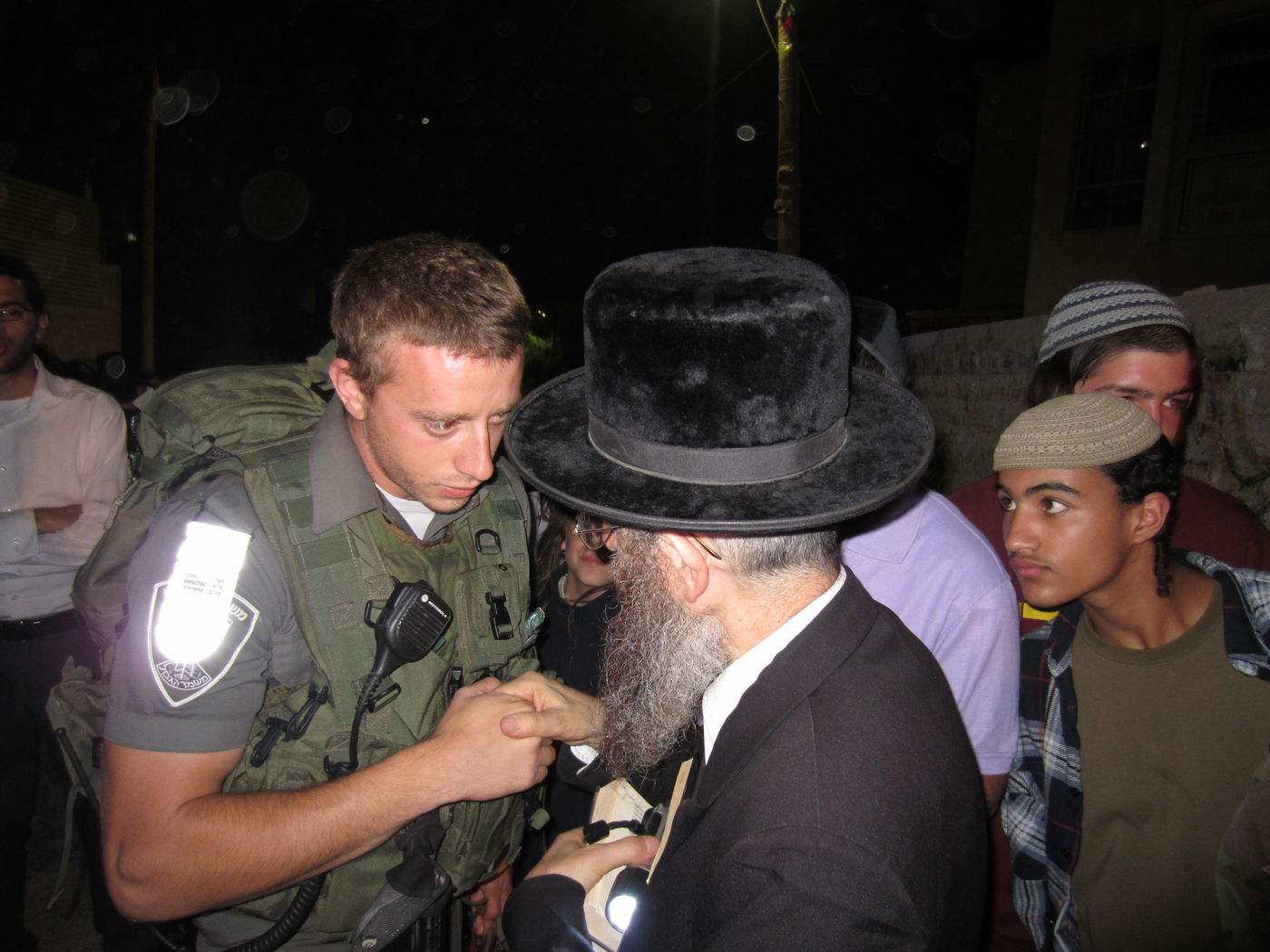 פחד באישון ליל: כך חודרים מאות מתפללים לכפר ערבי