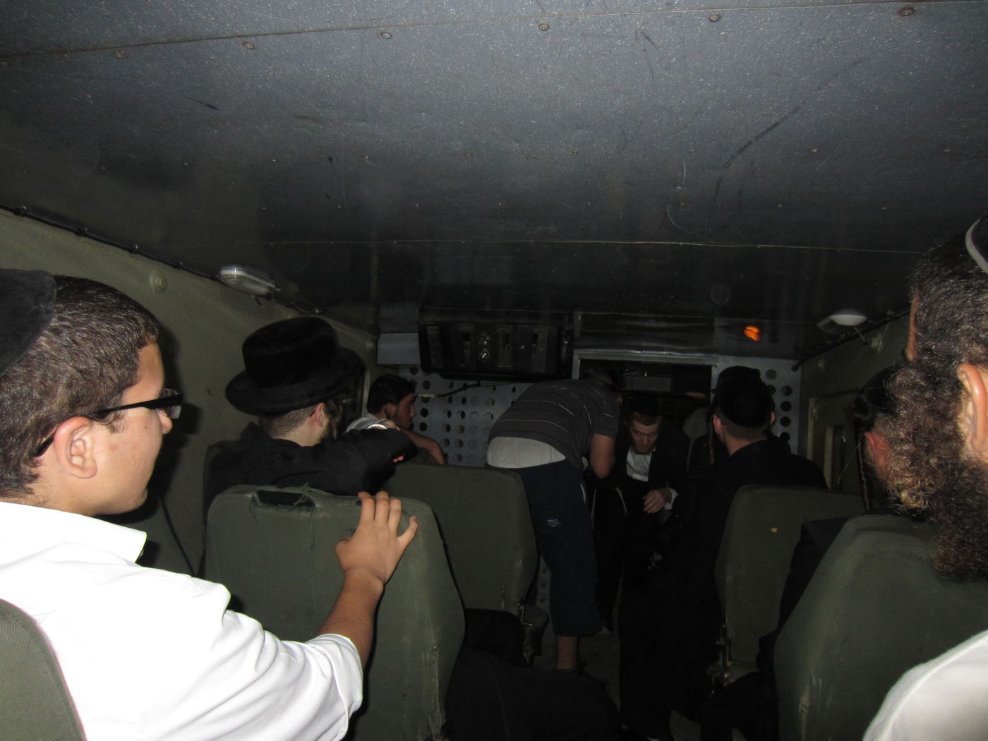 פחד באישון ליל: כך חודרים מאות מתפללים לכפר ערבי