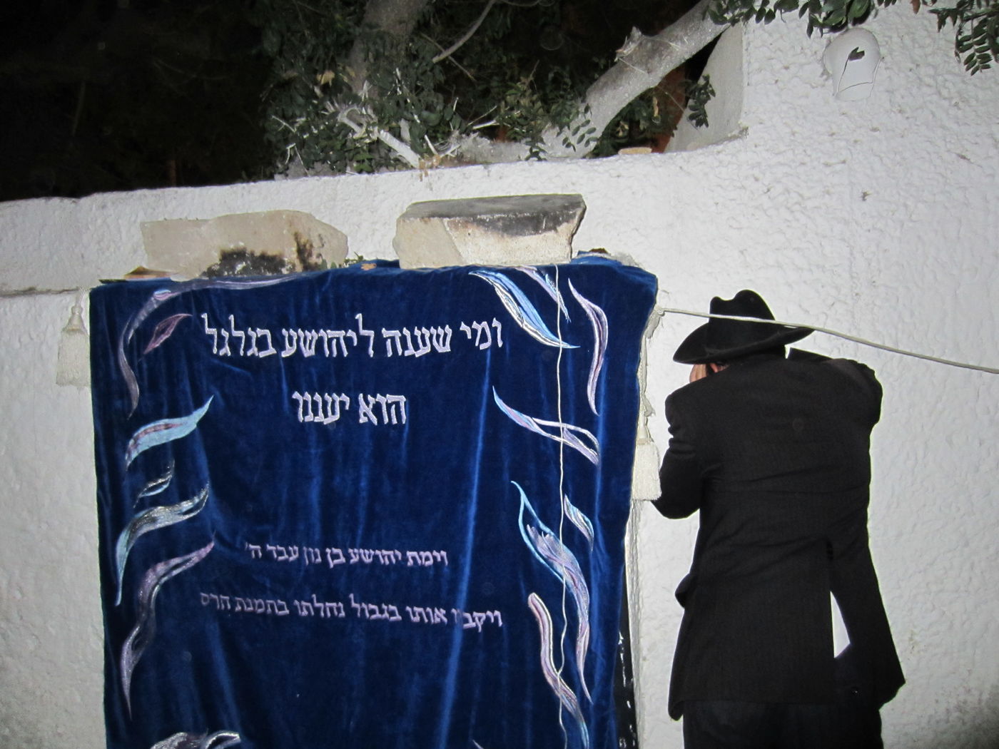 פחד באישון ליל: כך חודרים מאות מתפללים לכפר ערבי