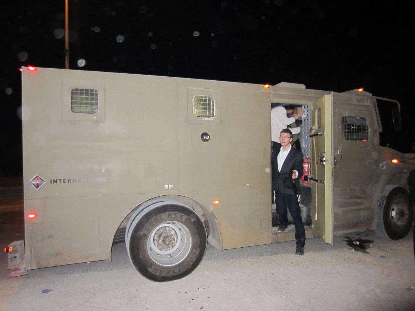 פחד באישון ליל: כך חודרים מאות מתפללים לכפר ערבי