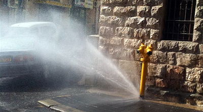 אטרקציה בזכרון משה: צינור המים התפוצץ - הנהגים שטפו את המכוניות