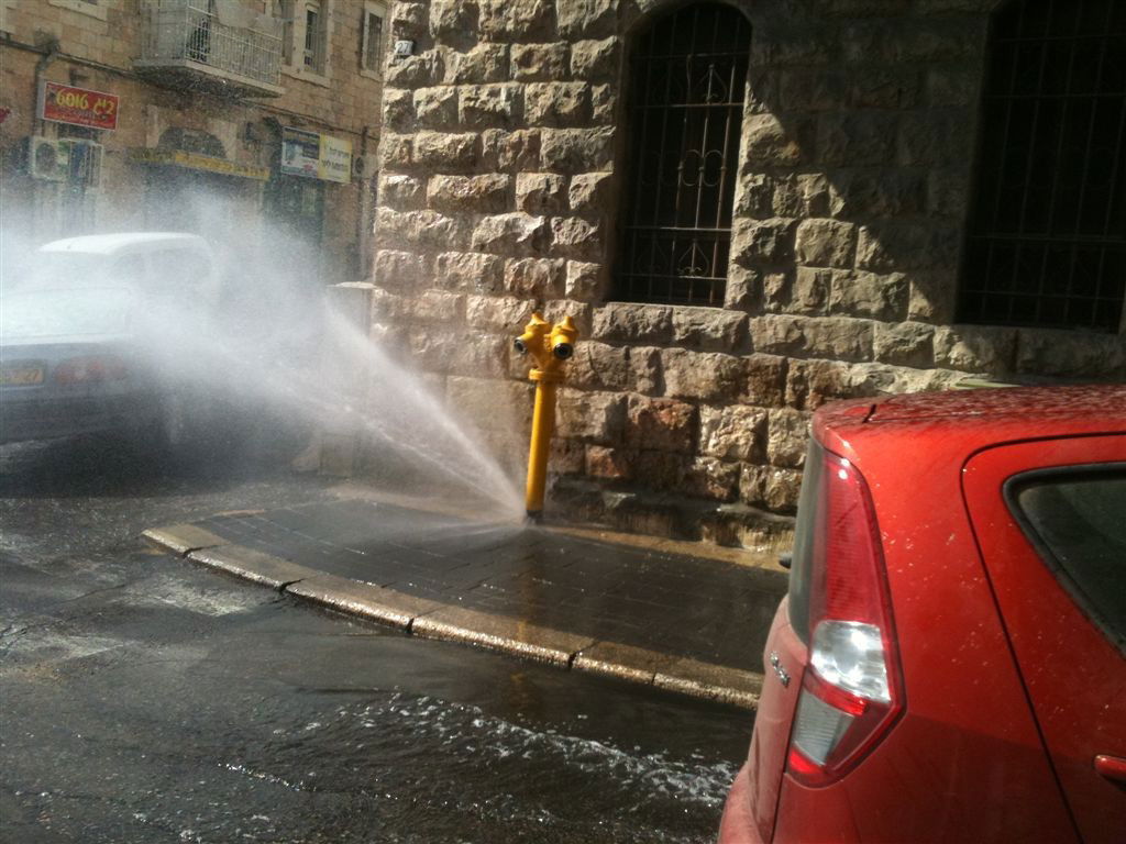 אטרקציה בזכרון משה: צינור המים התפוצץ - הנהגים שטפו את המכוניות