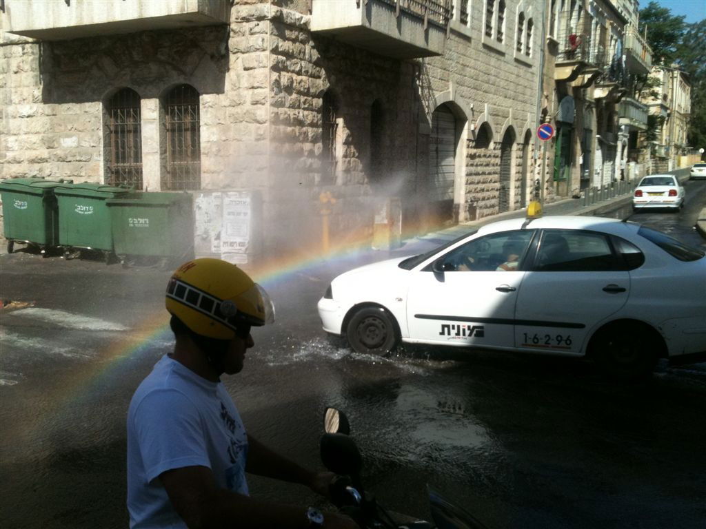 אטרקציה בזכרון משה: צינור המים התפוצץ - הנהגים שטפו את המכוניות