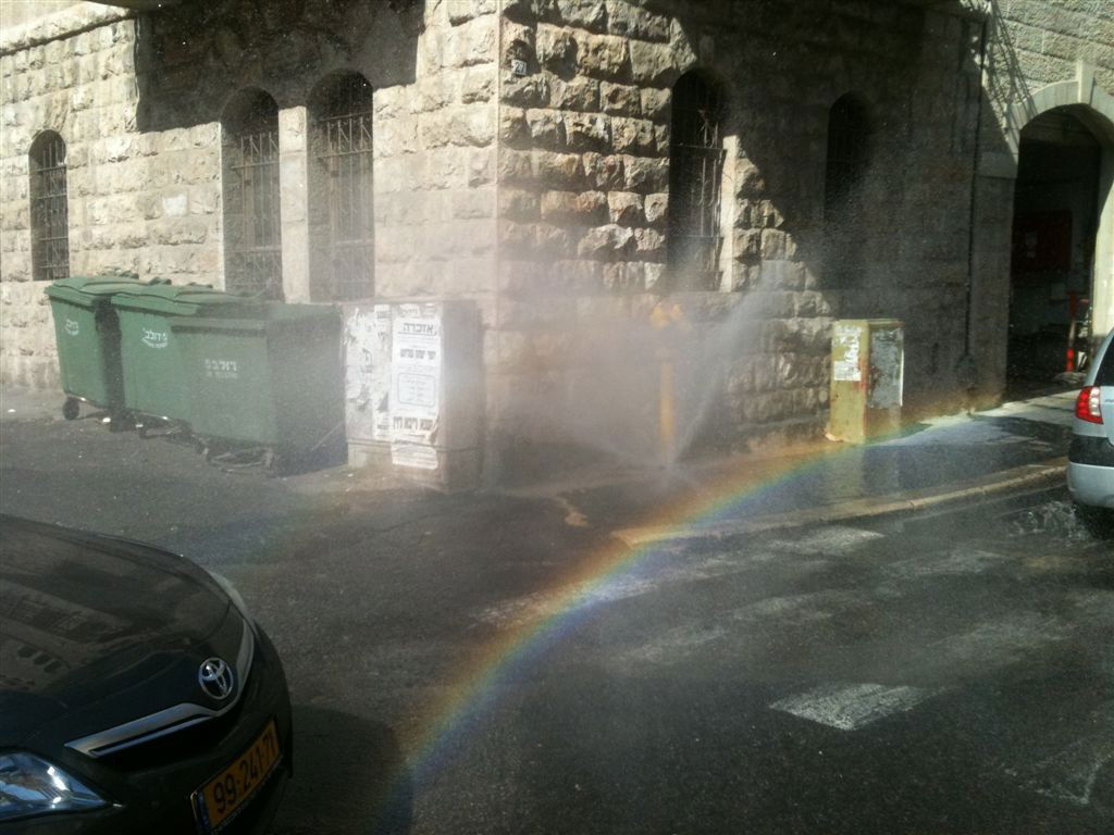 אטרקציה בזכרון משה: צינור המים התפוצץ - הנהגים שטפו את המכוניות