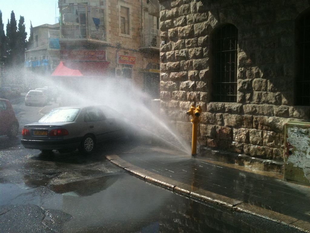 אטרקציה בזכרון משה: צינור המים התפוצץ - הנהגים שטפו את המכוניות