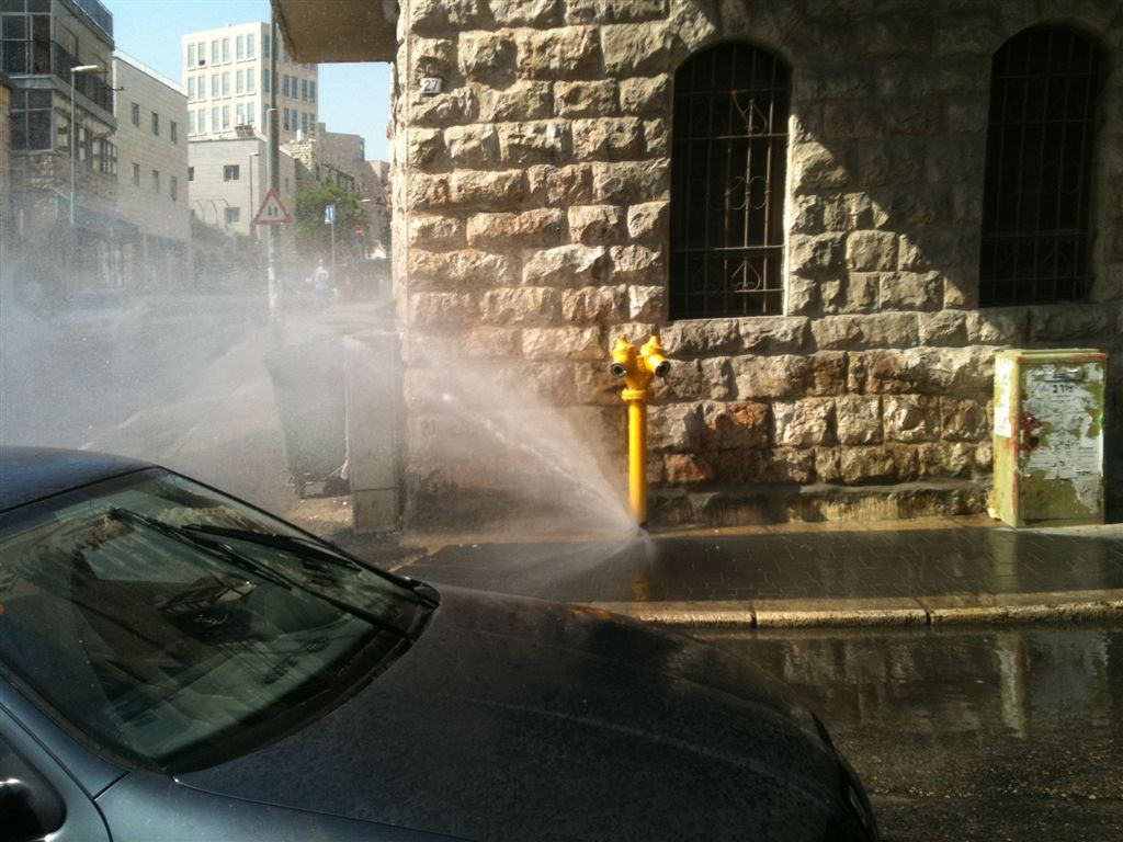 אטרקציה בזכרון משה: צינור המים התפוצץ - הנהגים שטפו את המכוניות