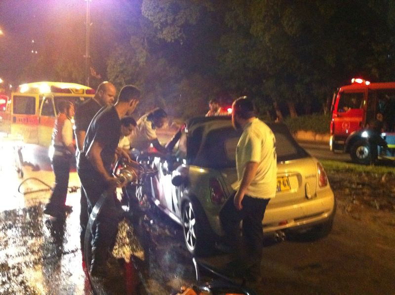 תל אביב: תאונה עצמית: נהגת התנגשה בעץ, מצבה קשה. מורדמת ומונשמת