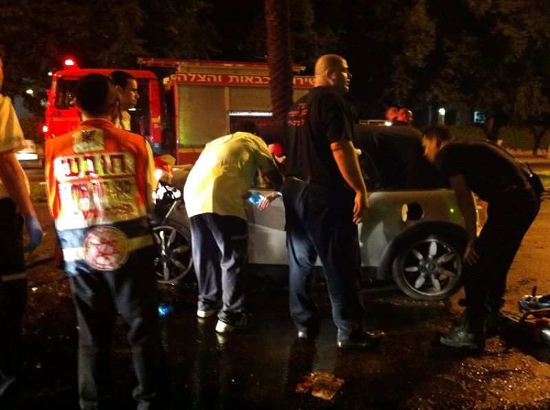 תל אביב: תאונה עצמית: נהגת התנגשה בעץ, מצבה קשה. מורדמת ומונשמת