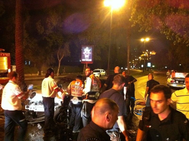 תל אביב: תאונה עצמית: נהגת התנגשה בעץ, מצבה קשה. מורדמת ומונשמת