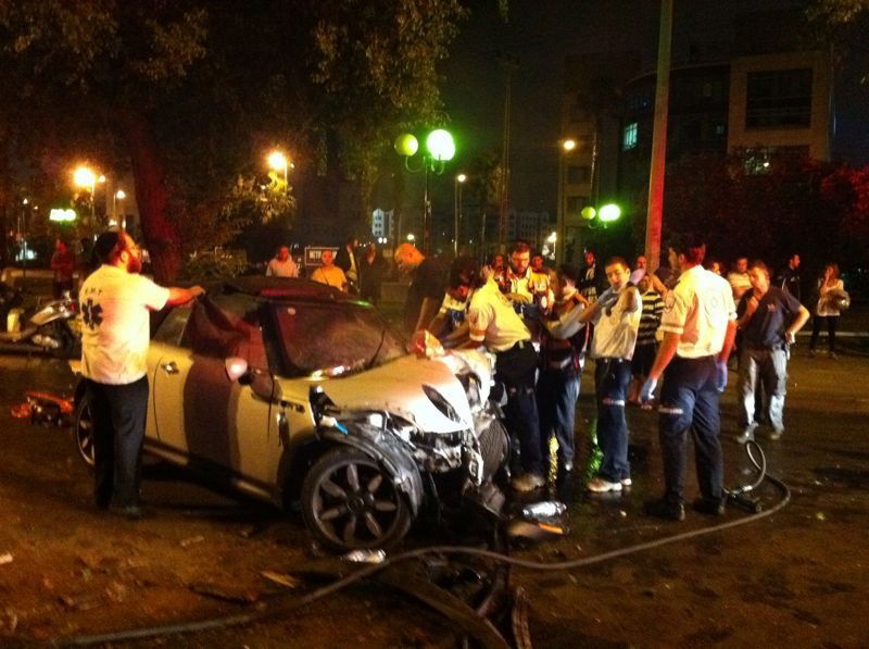 תל אביב: תאונה עצמית: נהגת התנגשה בעץ, מצבה קשה. מורדמת ומונשמת