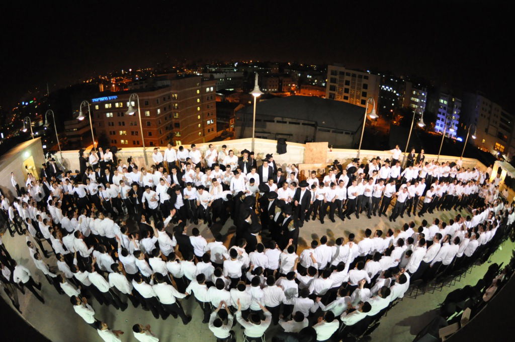 תיעוד מרהיב: השמחה של תלמידי פוניבז'