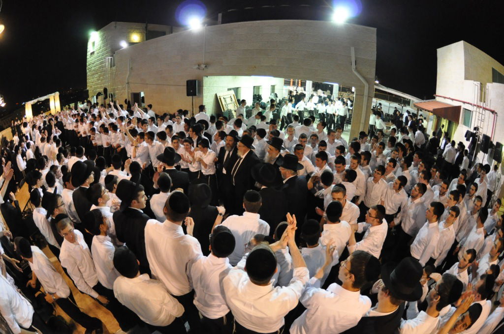 תיעוד מרהיב: השמחה של תלמידי פוניבז'