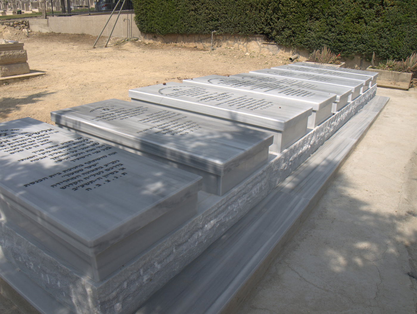 חודש לאסון: 8 מצבות, משפחה אחת