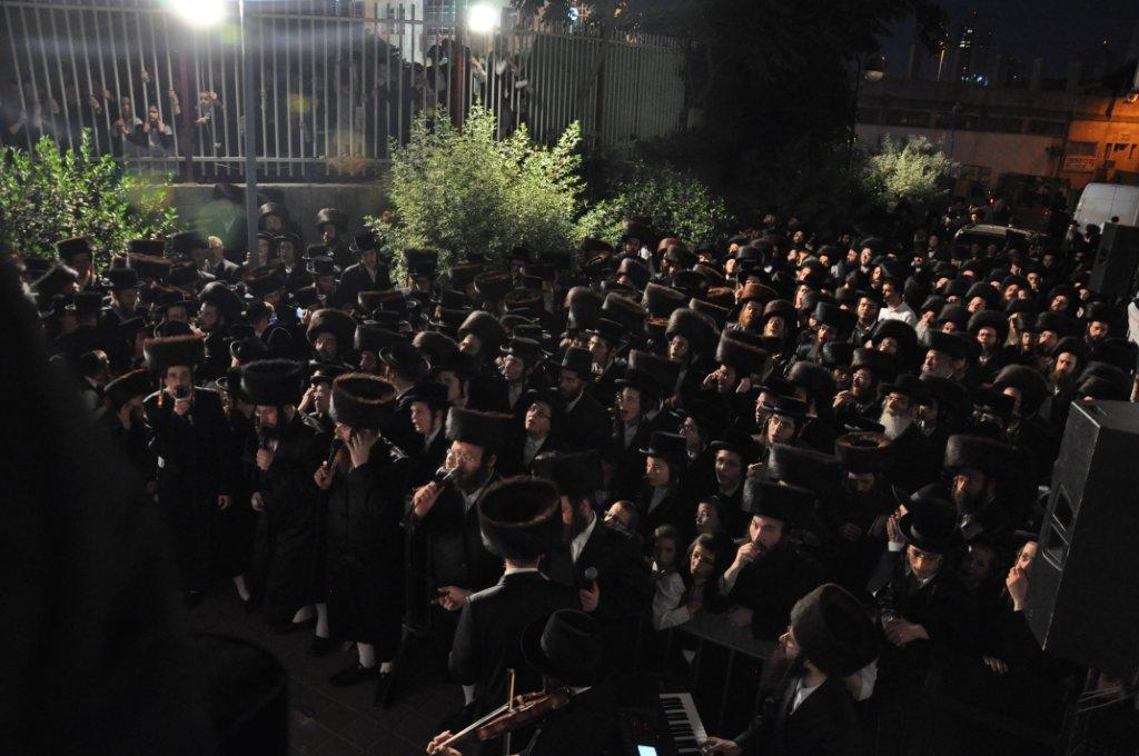 ‏‏שמחת החתונה בחצר קרעטשינף ירושלים / גלריה