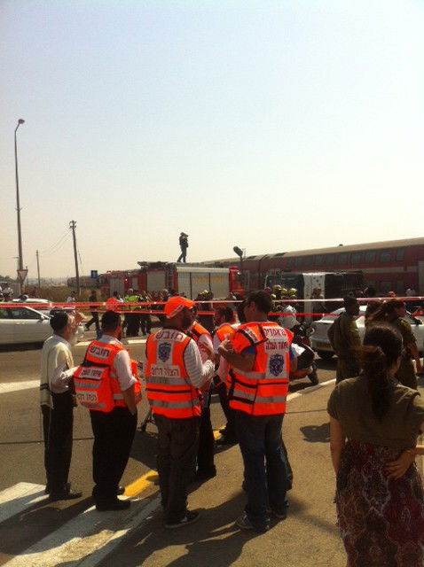 רכבת התנגשה באוטובוס, עשרה נפצעו