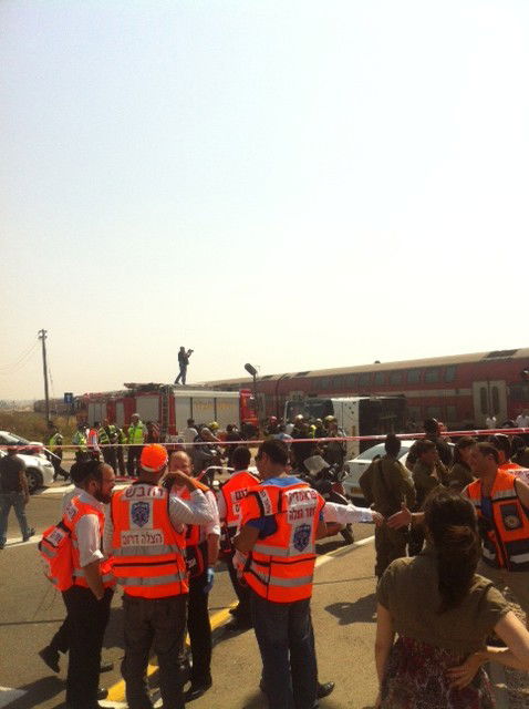רכבת התנגשה באוטובוס, עשרה נפצעו