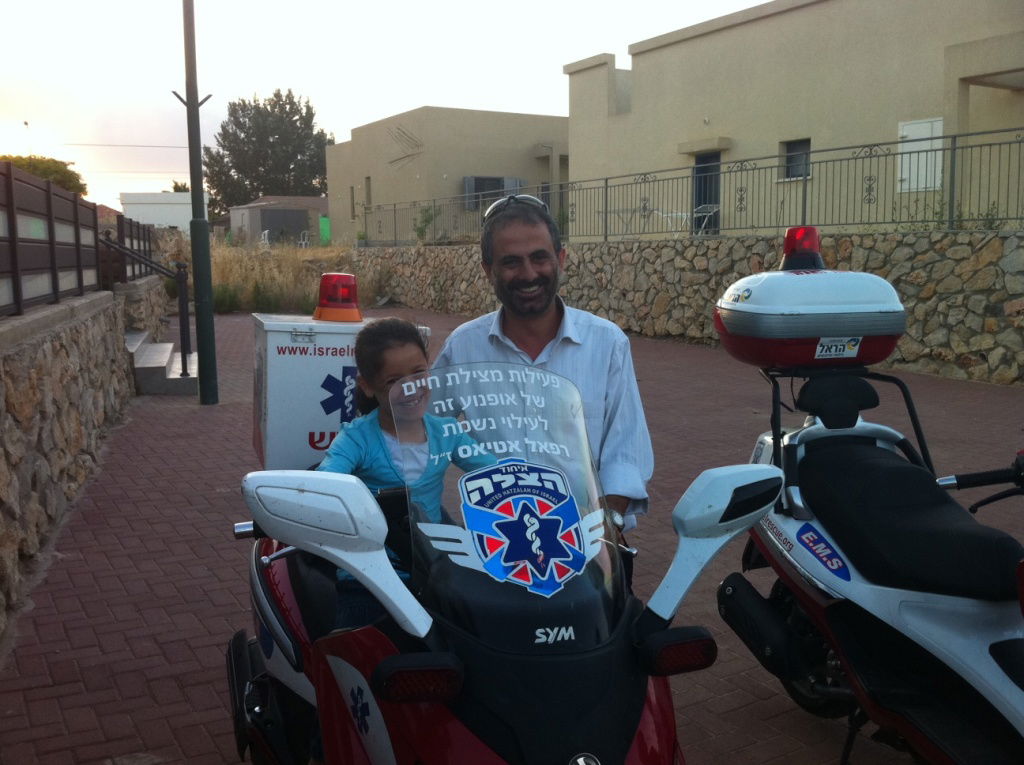 רחל אטיאס חנכה אופנועים לזכר בני משפחתה