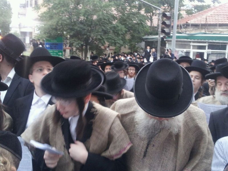 לפנות בוקר: למעלה מרבבת חרדים הפגינו בירושלים נגד גזירת הגיוס