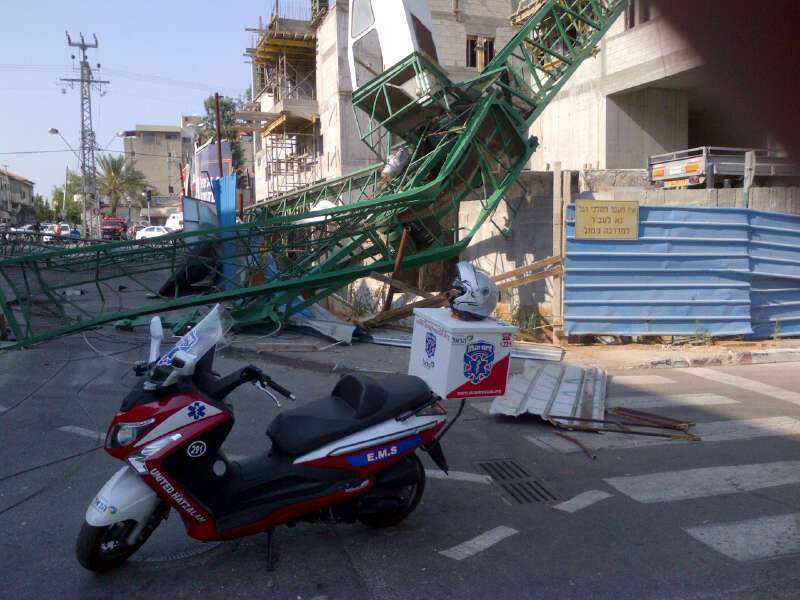 צפו: מנוף גבהים התמוטט באמצע הרחוב