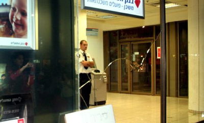 אחד הבנקים ששמשותיו נופצו