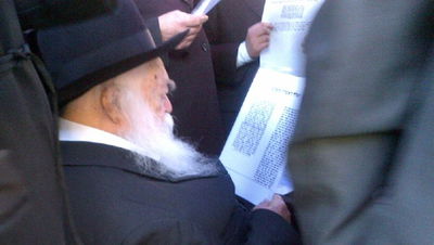 הגר"ח קנייבסקי מעתיר בתפילה