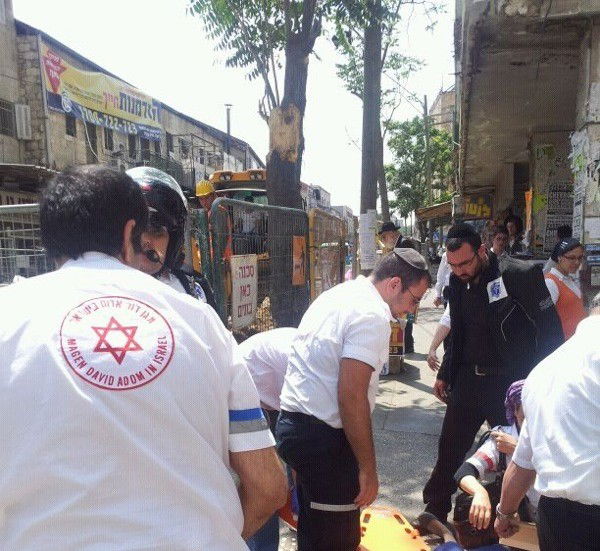 ירושלים: טרקטור הפיל עץ על אישה; נפגעה קל