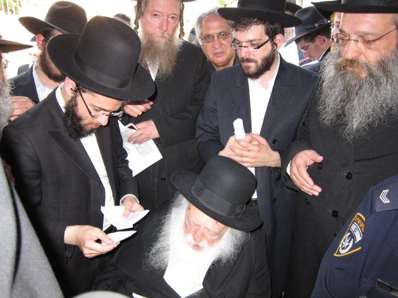 רבי חיים קנייבסקי העתיר בתפילה בבית השונמית