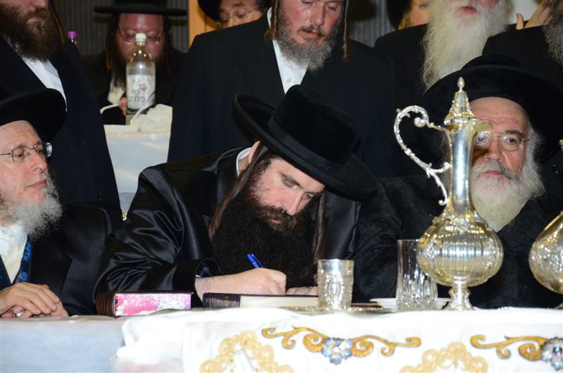 תיעוד בלעדי: שמחת האירוסין לנכד האדמו"ר מצאנז