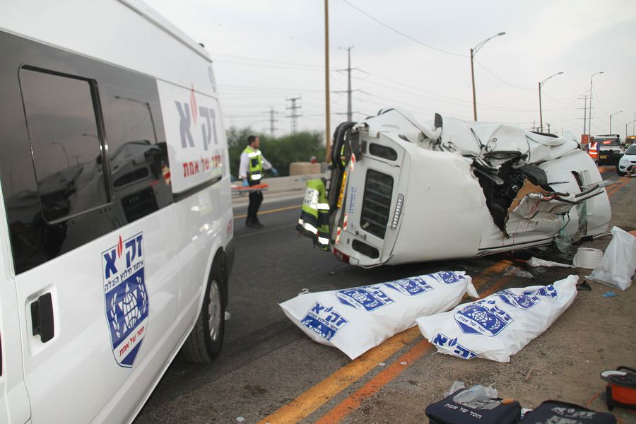 תאונה קטלנית בכביש 4: שני צעירים קציני צה"ל נהרגו