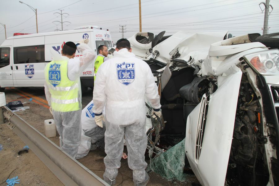 תאונה קטלנית בכביש 4: שני צעירים קציני צה"ל נהרגו
