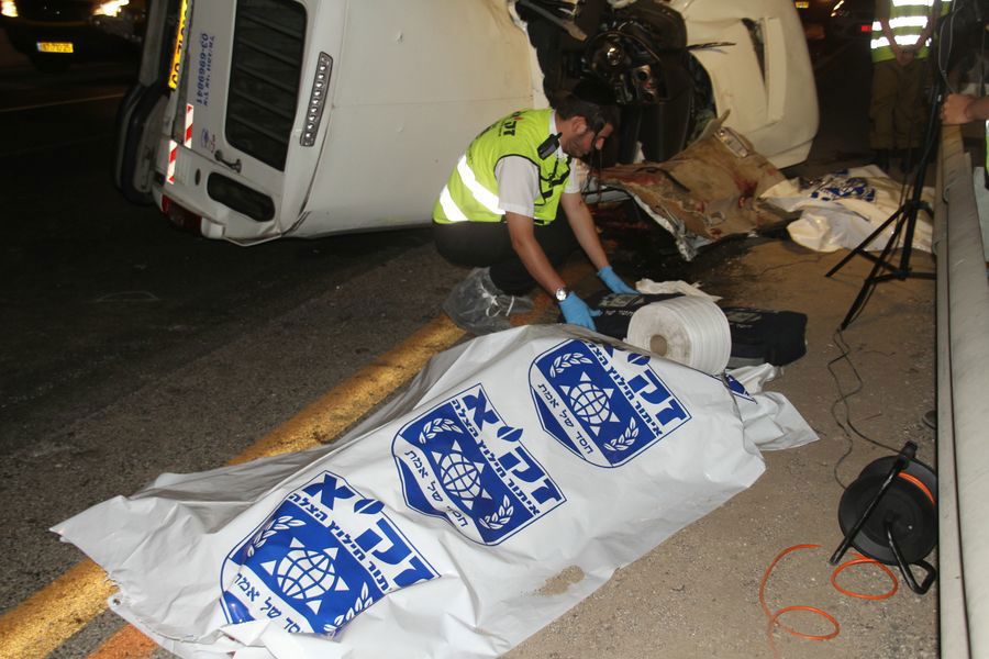 תאונה קטלנית בכביש 4: שני צעירים קציני צה"ל נהרגו