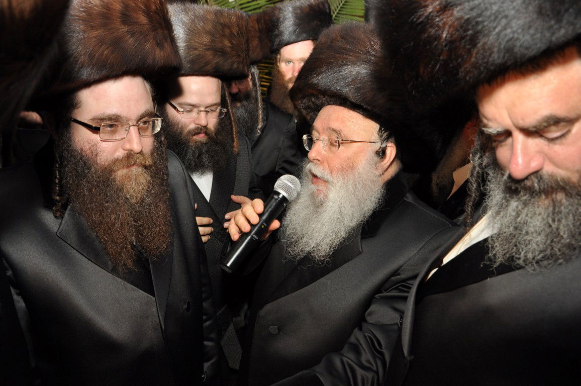 שמחת בית מישקולץ ולעלוב: החסידים רקדו עד אור הבוקר