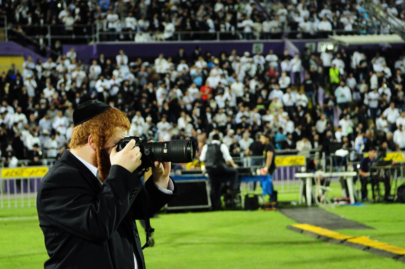 8,000 איש והרב ברלנד: צפו במעמד העוצמתי באצטדיון