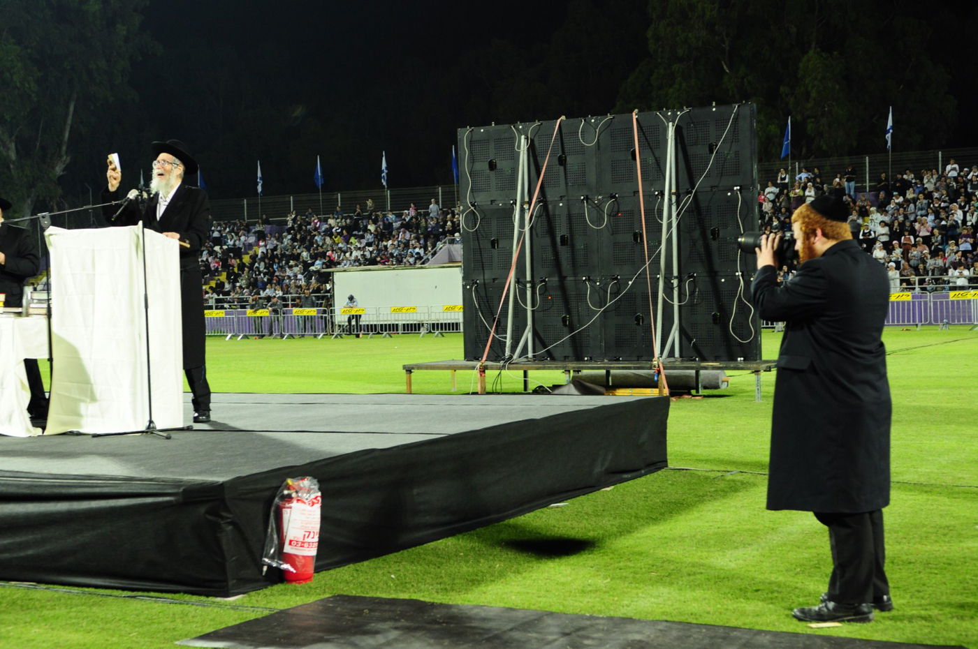 8,000 איש והרב ברלנד: צפו במעמד העוצמתי באצטדיון