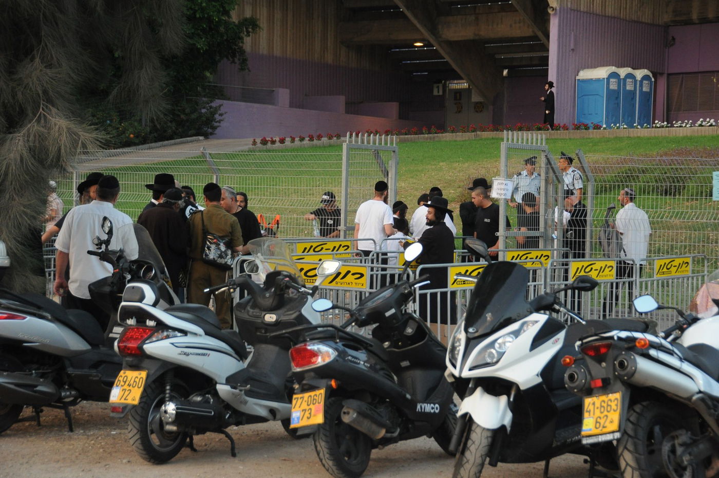 8,000 איש והרב ברלנד: צפו במעמד העוצמתי באצטדיון