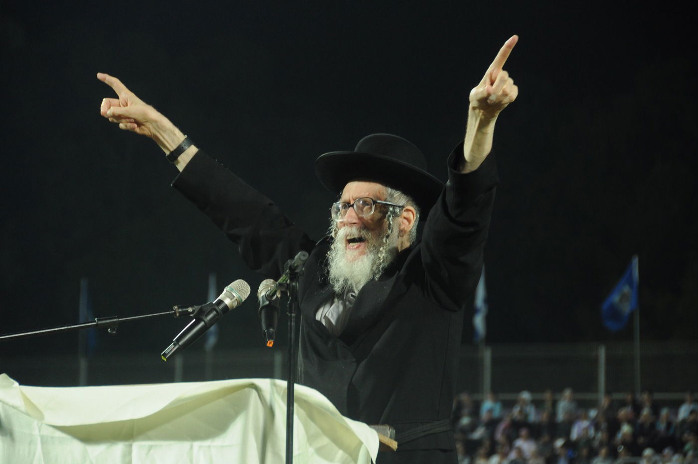 8,000 איש והרב ברלנד: צפו במעמד העוצמתי באצטדיון