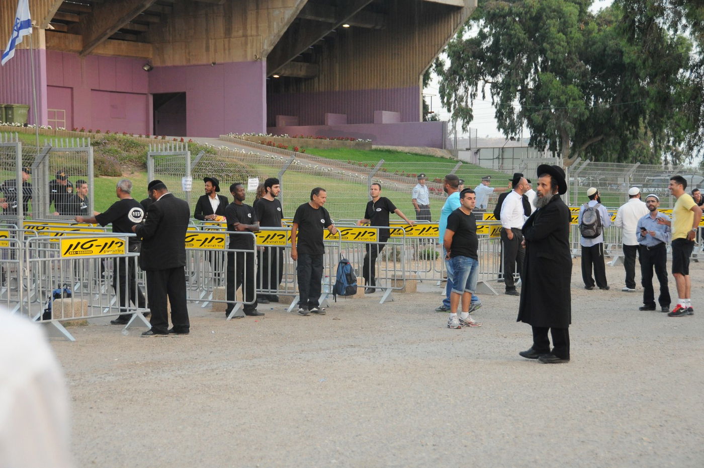 8,000 איש והרב ברלנד: צפו במעמד העוצמתי באצטדיון