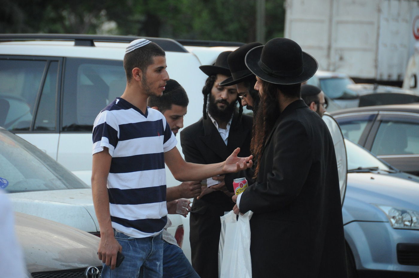 8,000 איש והרב ברלנד: צפו במעמד העוצמתי באצטדיון