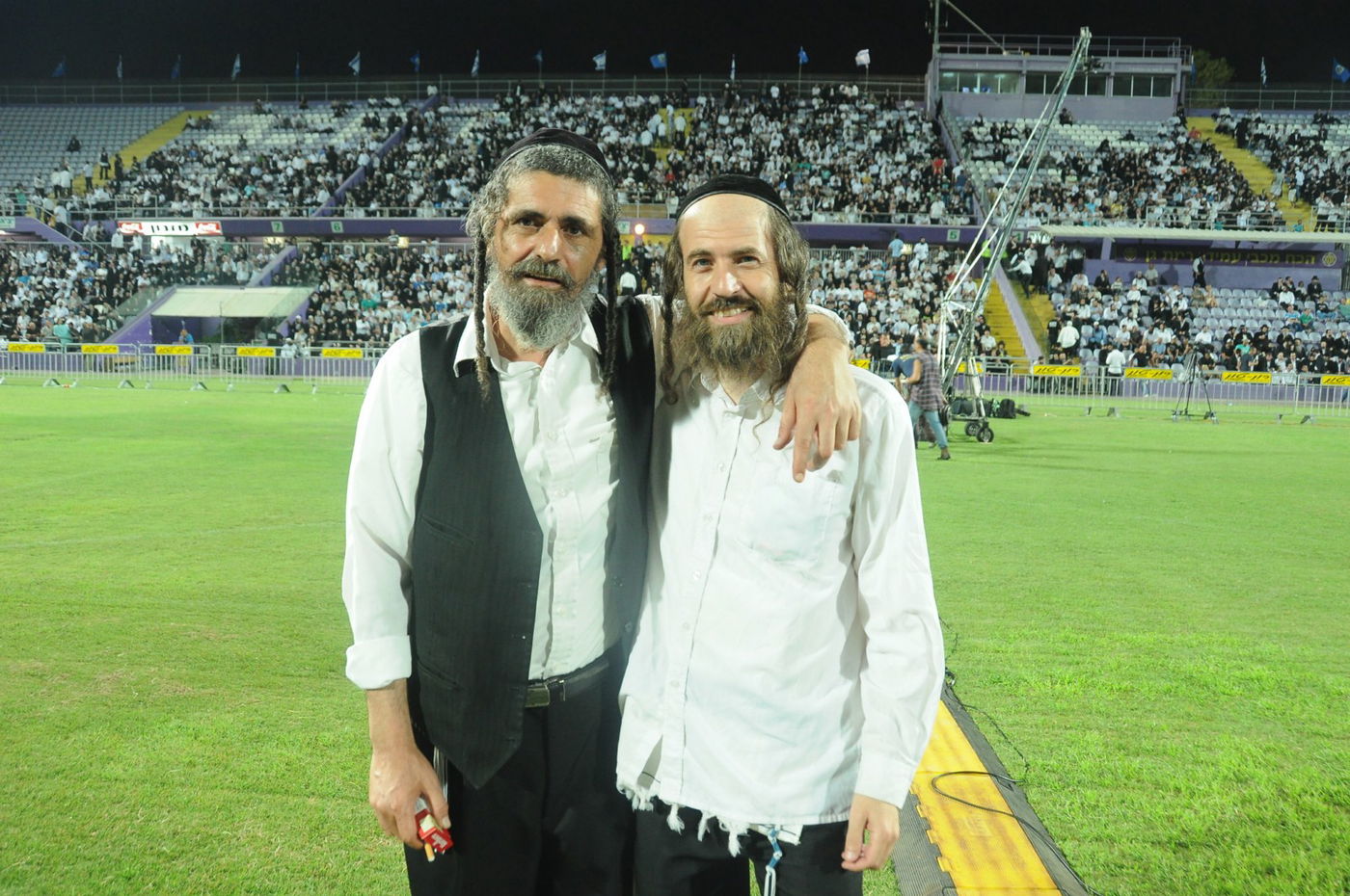 8,000 איש והרב ברלנד: צפו במעמד העוצמתי באצטדיון